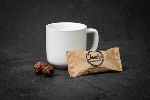 Tasse de cafe avec 2 chouchous noisettes caramélisées