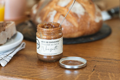 Pot de pâte à tartiner Chouchou de Provence avec de la noisette et du chocolat. 